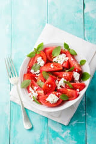 Салата Домати със сирене и чесън