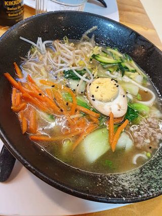Noodles in brodo di pomodori, uova e carne macinata