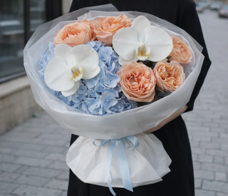 Buchet hortensie, trandafiri peach și orhidee