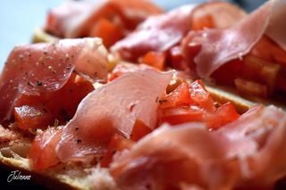 Bruschetta cu prosciutto crudo