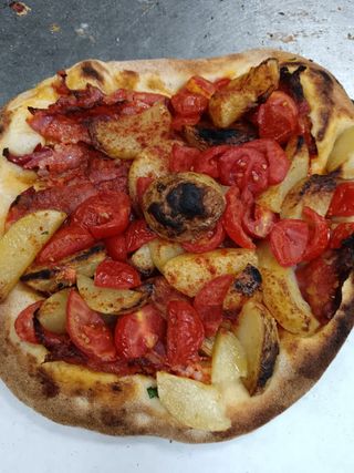 Pizza con patate al forno - media