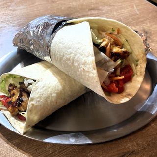 Șnițel la lipie cu cartofi prăjiți și salata