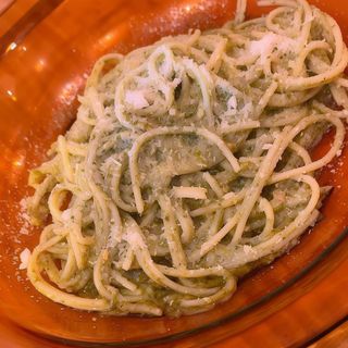 Pesto, bacon y parmesano