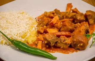 Tochitura de crap cu bacon, mamaliga si branza de rasa