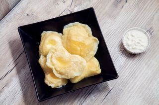 Coltunasi cu brânza si sos de smantana dulce 