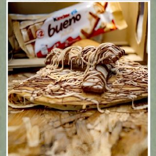 Палачинка с кафяв шоколад, крем ягода, Kinder Bueno и портокал