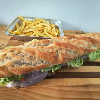 súper sandwich de milanesa con patatas fritas