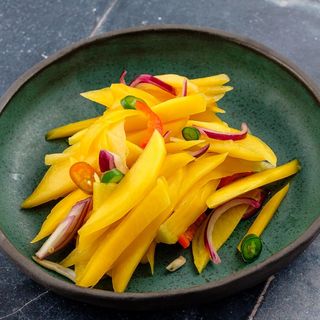 Salată de mango