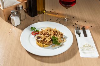 Ficat de gâscă cu mere și inele de ceapă