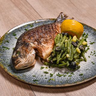 Dorada la grătar cu garnitura nicoise