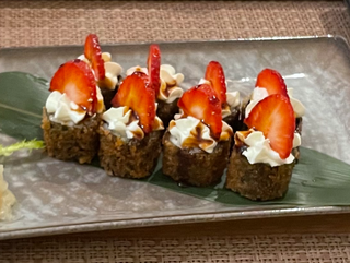 Hosomaki fritto con tonno/ salmone, fragola e panko - 8 pezzi