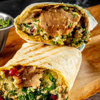 Vita cu hummus si salata maidanos la lipie