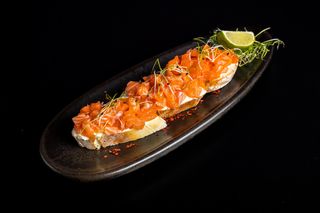 Bruschetta cu somon slab sărat