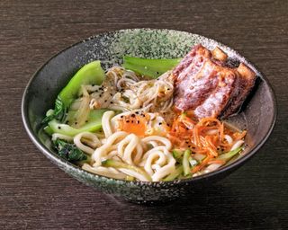 Noodles in brodo con costine