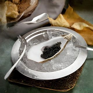 Кав'яр осетра з цибулевим спонжем та зеленим маслом (28/50/30г)