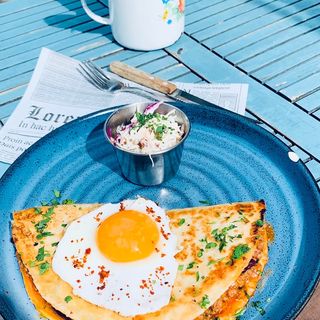 Тост с авокадо,грилована тиквичка,домат,рукола и песто