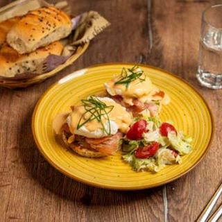 Ouă benedict cu salsa de queso și somon