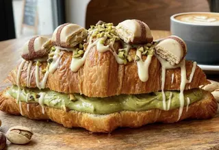 Croissant De Crema Pistacho Y Kinder Bueno White