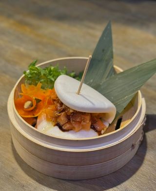 Bao Salmone con cipolla croccante e teriyaki
