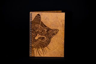 Agenda A5 din lemn cu pisica curioasa