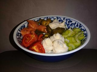 Gluten free - novara poke - riso, salmone affumicato, zola dolce, olive, carota, pomodorini, jalapeno, sedano