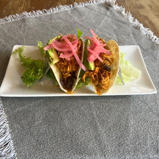 2 tacos de pollo pibil estilo Mexicano