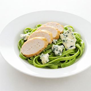 Pureći file u gorgonzoli sa zelenim rezancima