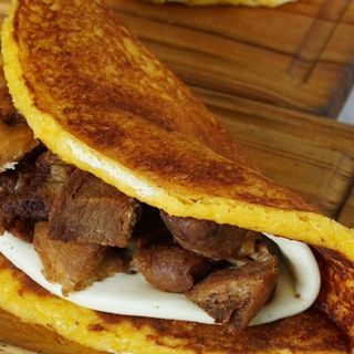 Cachapa de cochino frito (cerdo)