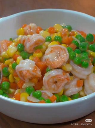 Gamberetti con mais e piselli