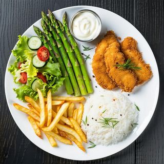 Filet z kurczaka panierowany podawany z szparagami