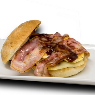 BURGER RANCHERA: Carne 100% vacuno (180grs) con beicon crujiente, tortilla francesa y salsa barbacoa