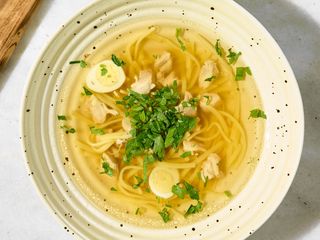 Курячий бульйон з яйцем та локшиною (300г)