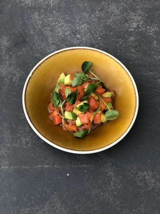 Sake to abokado salada