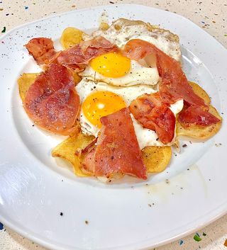 Huevos estrellados con jamón 