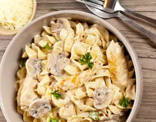 Вок с курицей, грибами и сливочным соусом (400 гр.)