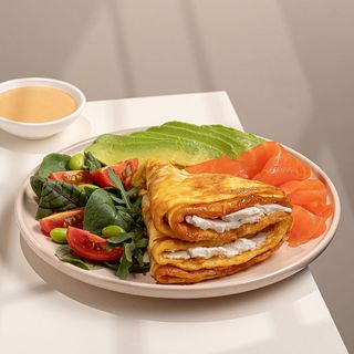 Омлет з лососем та авокадо на сніданок