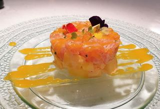 71. Tartar de salmón con mango