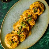 Grandi Cappelli De Pollo De Corral Y Ciruela En Salsa Del Chef Con Gambón