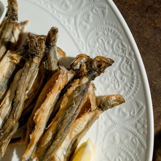 Мойва жаренная с соусом Дзадзыки