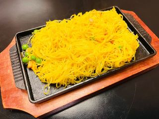 A85. Spaghetti di riso curry cantonese*