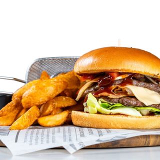 Cheeseburger sa začinskim krompirom 300 gr