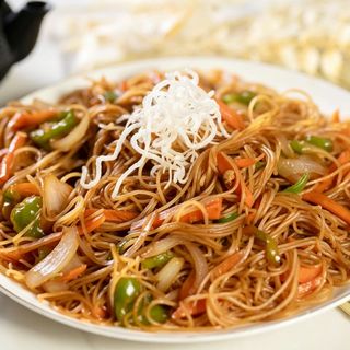 Fideos de Arroz Fritos con Verduras y Huevo