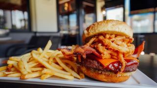 Hamburguesa De Deluxe Y Pollo