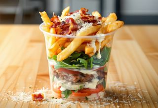 Cezar kebab w kubełku z frytkami