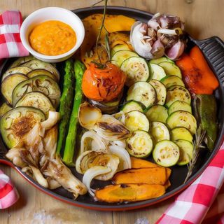 Verduras a la brasa de carbón con romesco