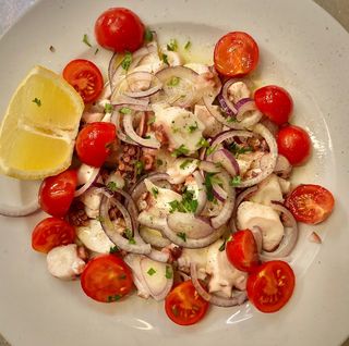 POLPO CIPOLLE ROSSO E POMODORINI