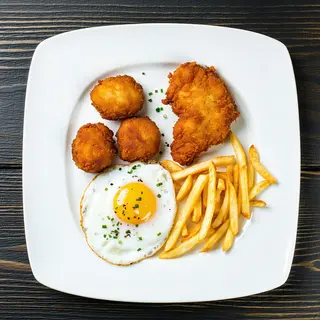 Pollo Empanado, Croquetas, Papas Y Huevo