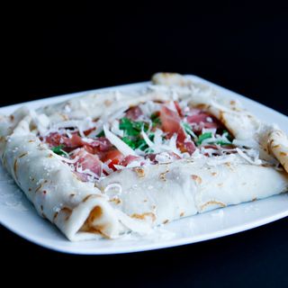 12.Clătită cu rucola, prosciutto, parmesan, roșii