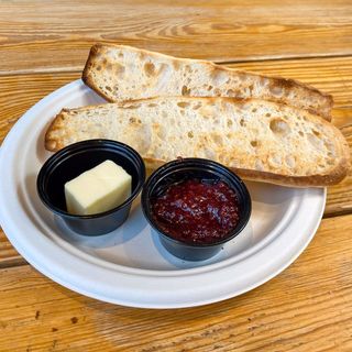 Barritas con mantequilla y mermelada de frambuesa