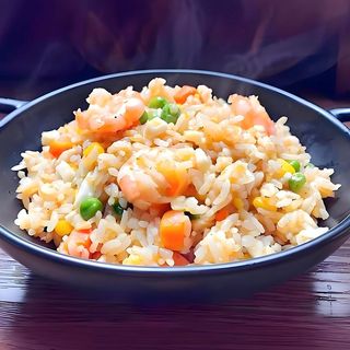 J5. Orez prăjit cu creveți 虾仁炒饭